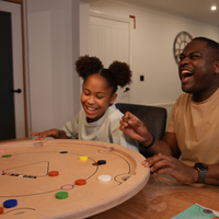 Twee spelers lachen samen tijdens een potje Carrooka Natural aan tafel
