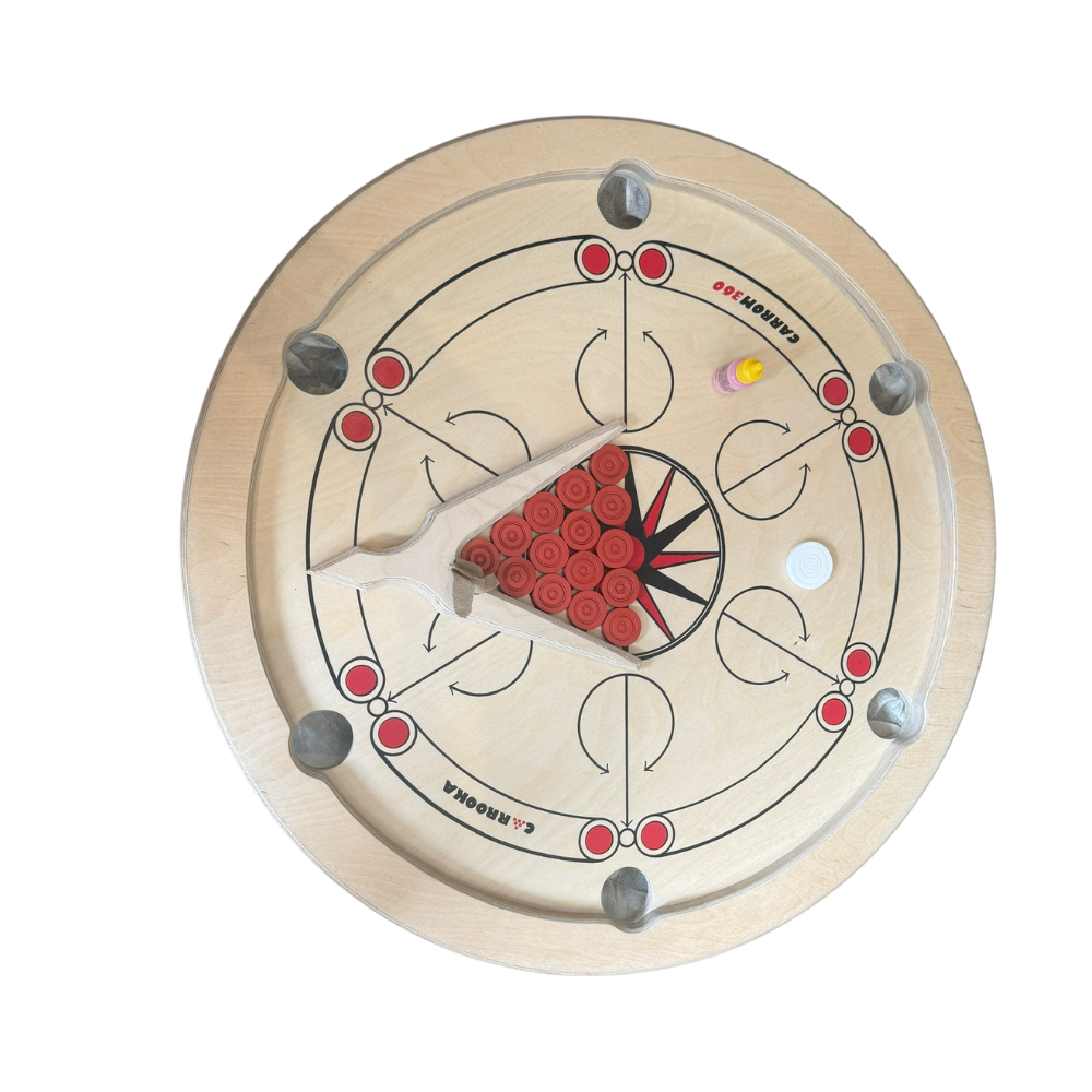 Carrooka Carrom 360 draaibord bovenaanzicht met rode fiches in driehoek en pockets in de hoeken