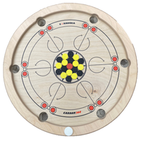 Bovenaanzicht van het Carrooka Carrom360 draaibord met gele en zwarte fiches rond de rode dame en witte stootsteen