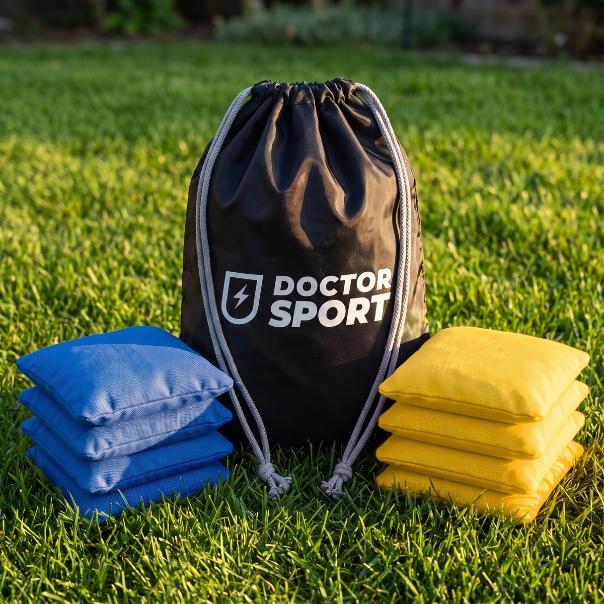 DOCTOR Sport cornhole bean bags in blauw en geel, 4 + 4 stuks met zwart opbergtasje op het gras (DS-BB-YB)
