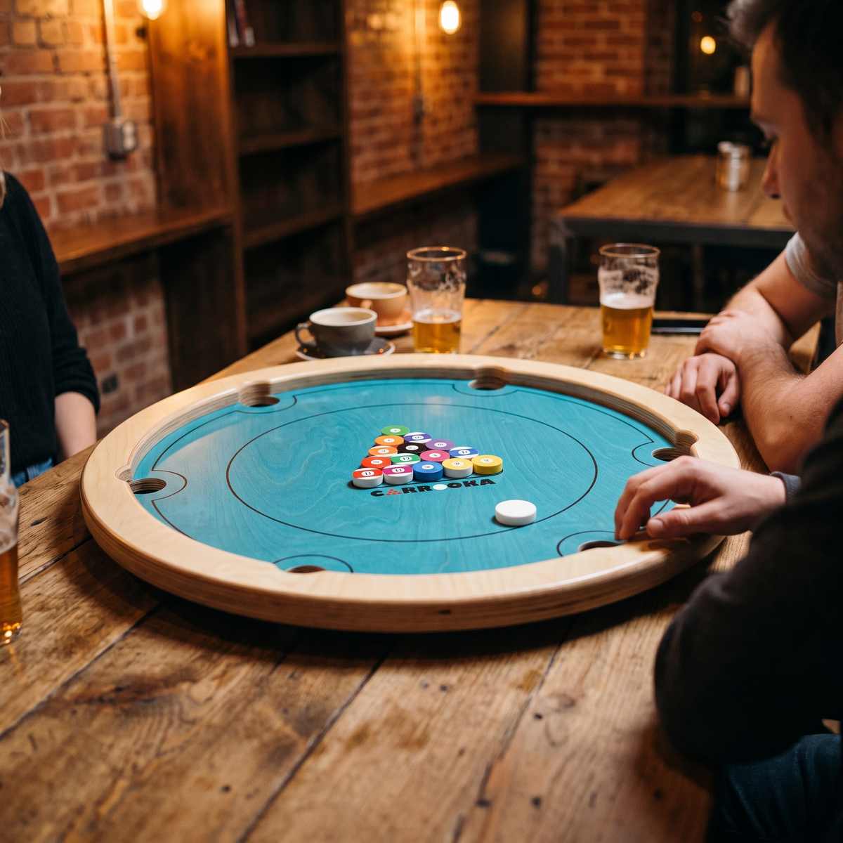 Carrooka Pool 8 Blue gespeeld aan een tafel in een bar, met drankjes op tafel