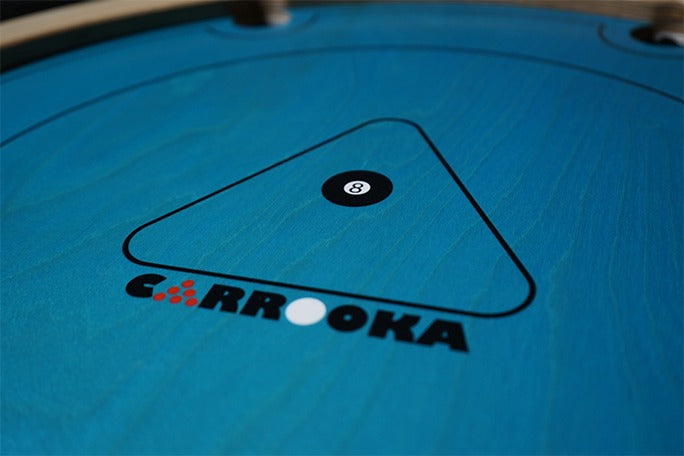 Close-up van het Carrooka Pool 8 draaibord met 8-ball pot en Carrooka-logo