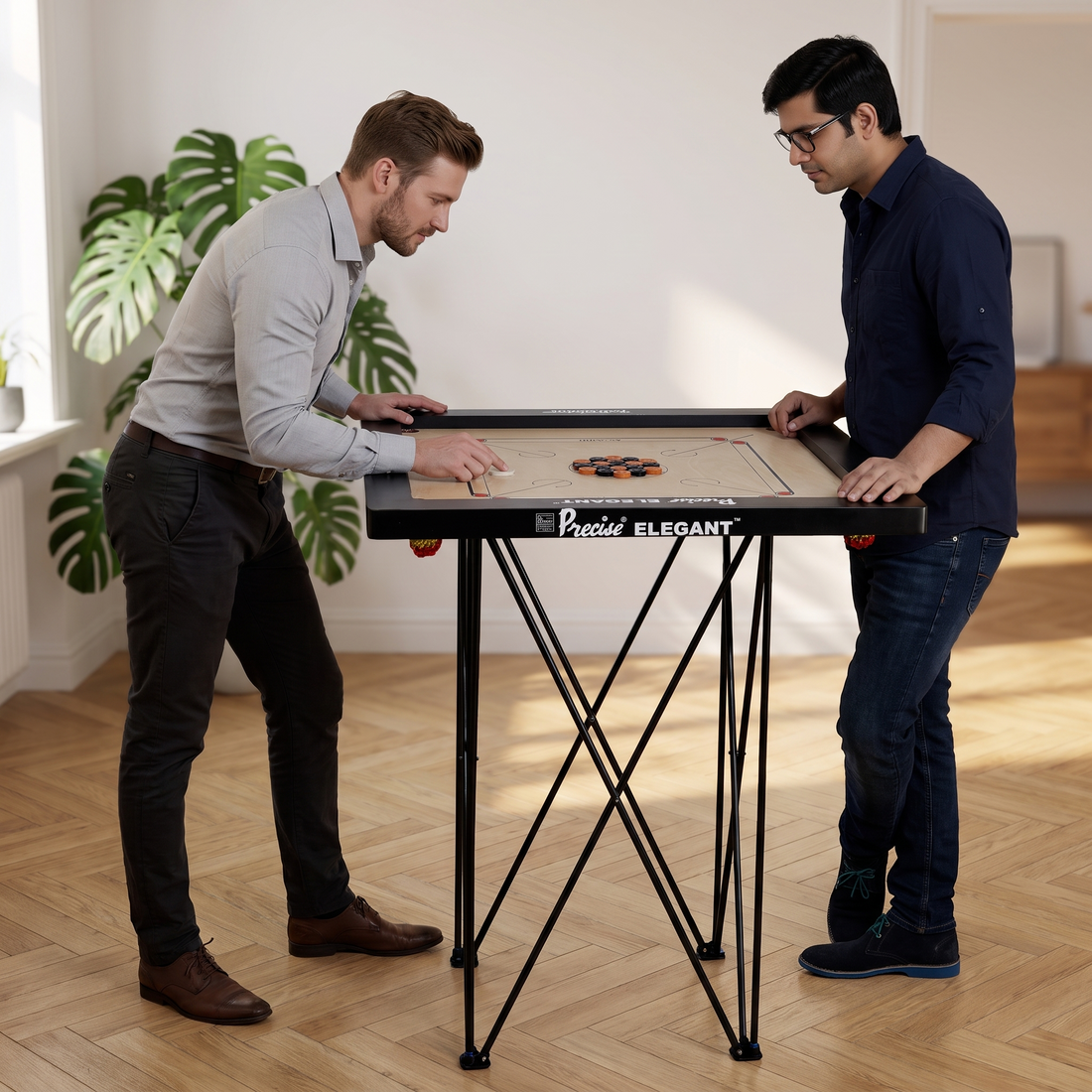 Twee mannen spelen staand carrom op de Carrom Tafel 1 Meter in een woonkamer