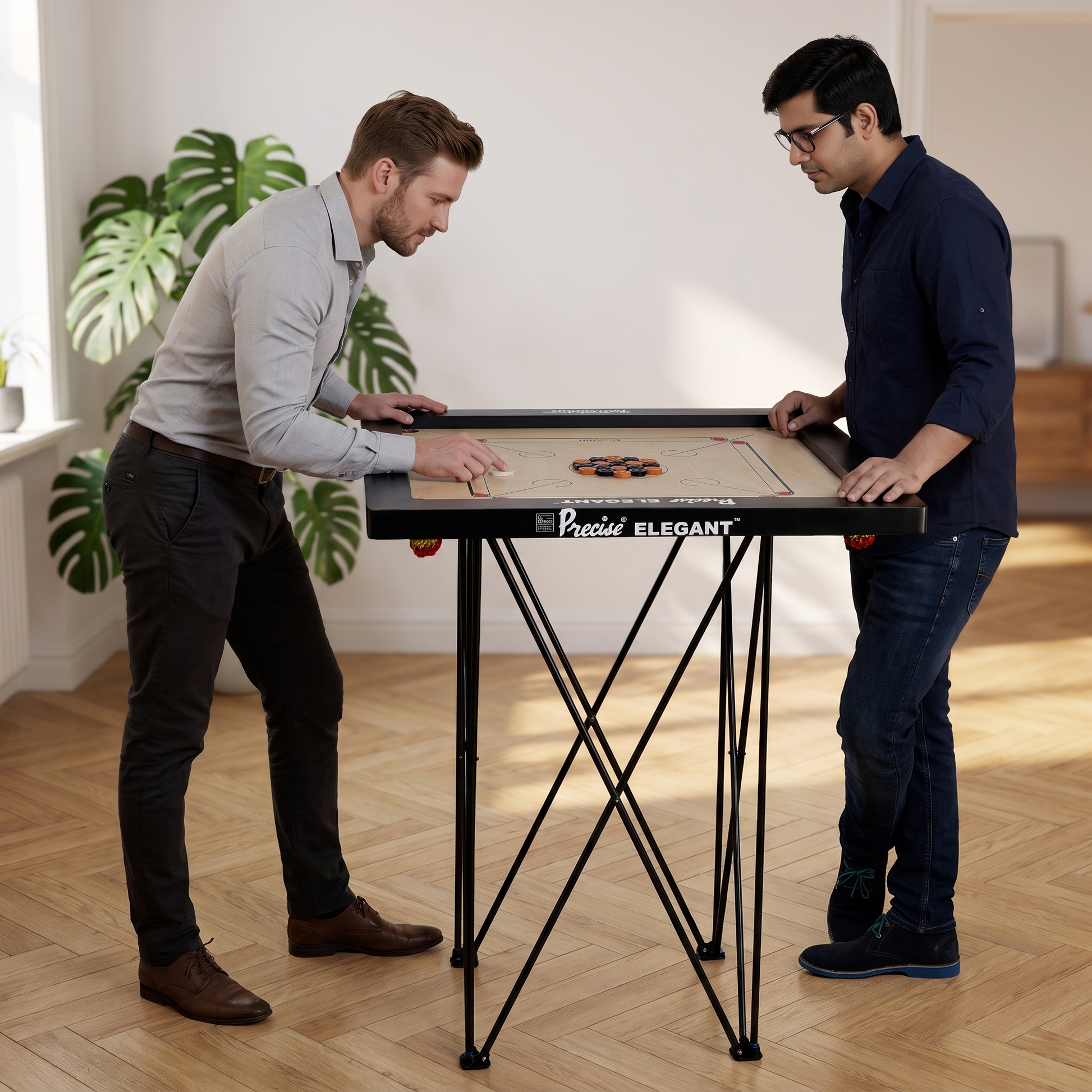 Twee mannen spelen staand carrom op de Carrom Tafel 1 Meter in een woonkamer