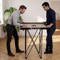 Twee mannen spelen staand carrom op de Carrom Tafel 1 Meter in een woonkamer