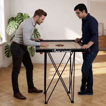 Twee mannen spelen staand carrom op de Carrom Tafel 1 Meter in een woonkamer
