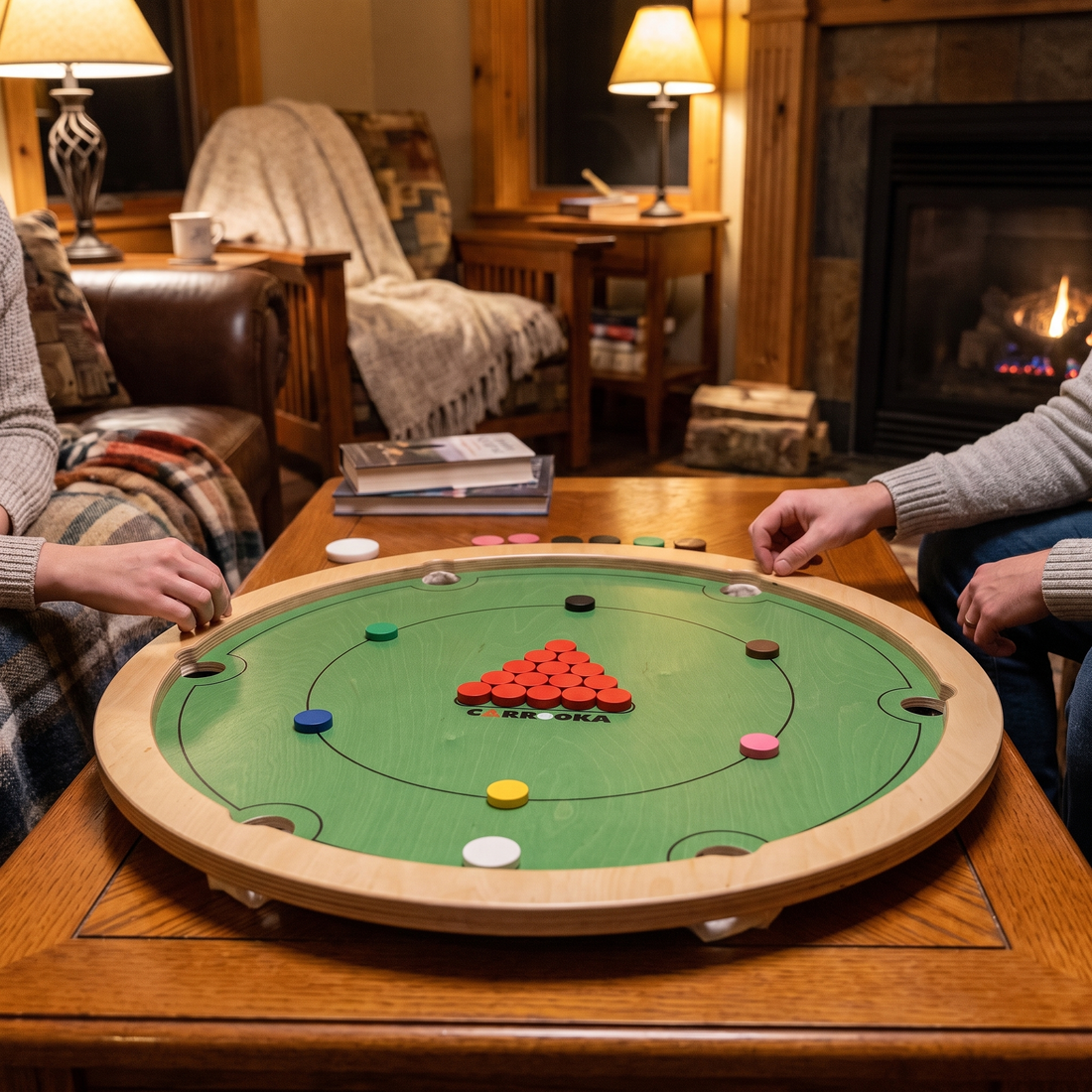 Carrooka Classic Groen draaibord met snookerfiches op een salontafel, twee spelers aan het spel bij de open haard