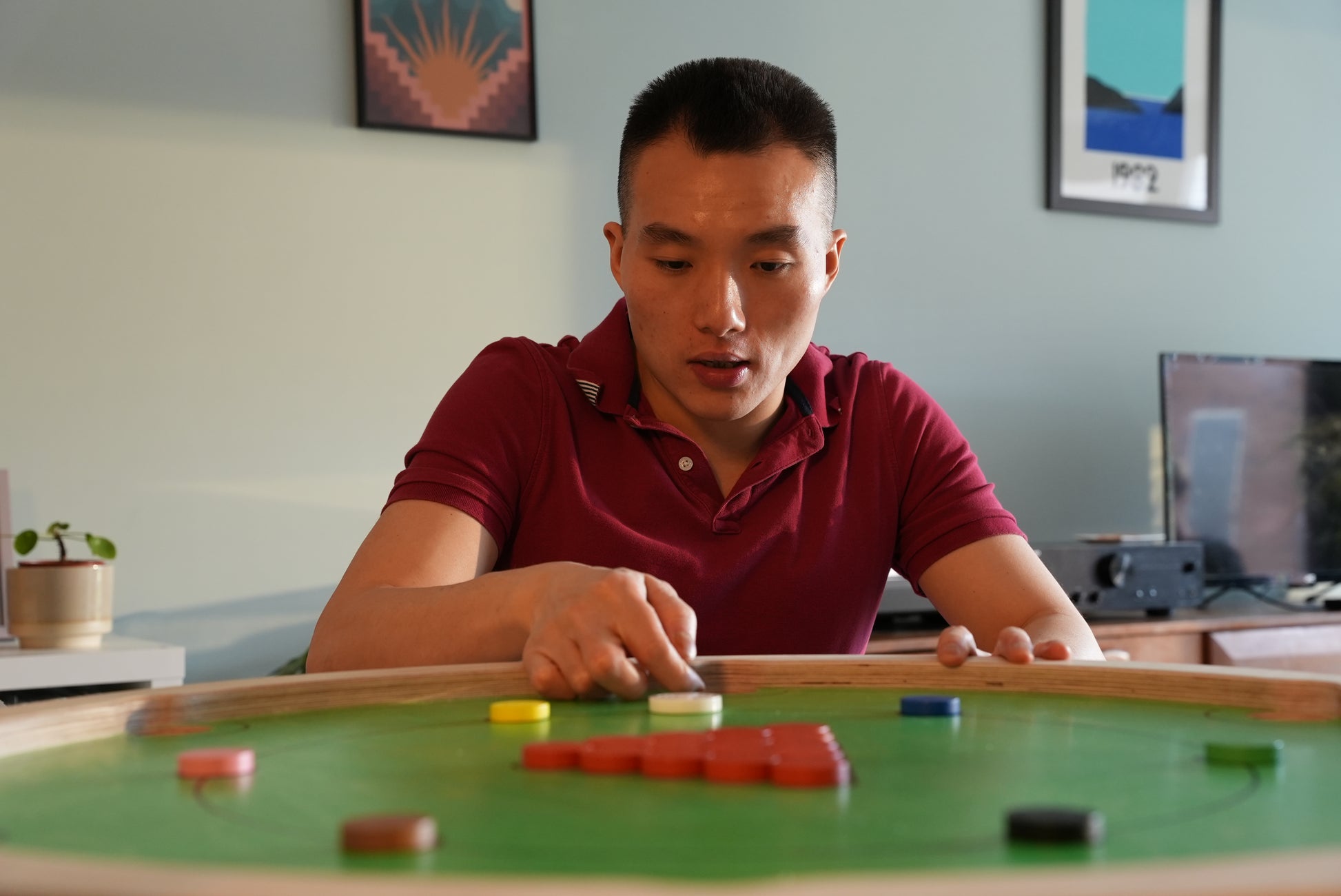 Speler tikt de stootsteen aan op het Carrooka Classic Groen bord tijdens het spel