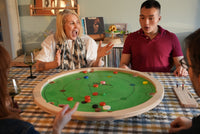 Vrienden spelen samen Carrooka Classic Groen aan tafel tijdens een speelavond