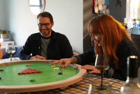 Twee spelers aan tafel met de Carrooka Classic Groen tijdens een gezellige speelavond