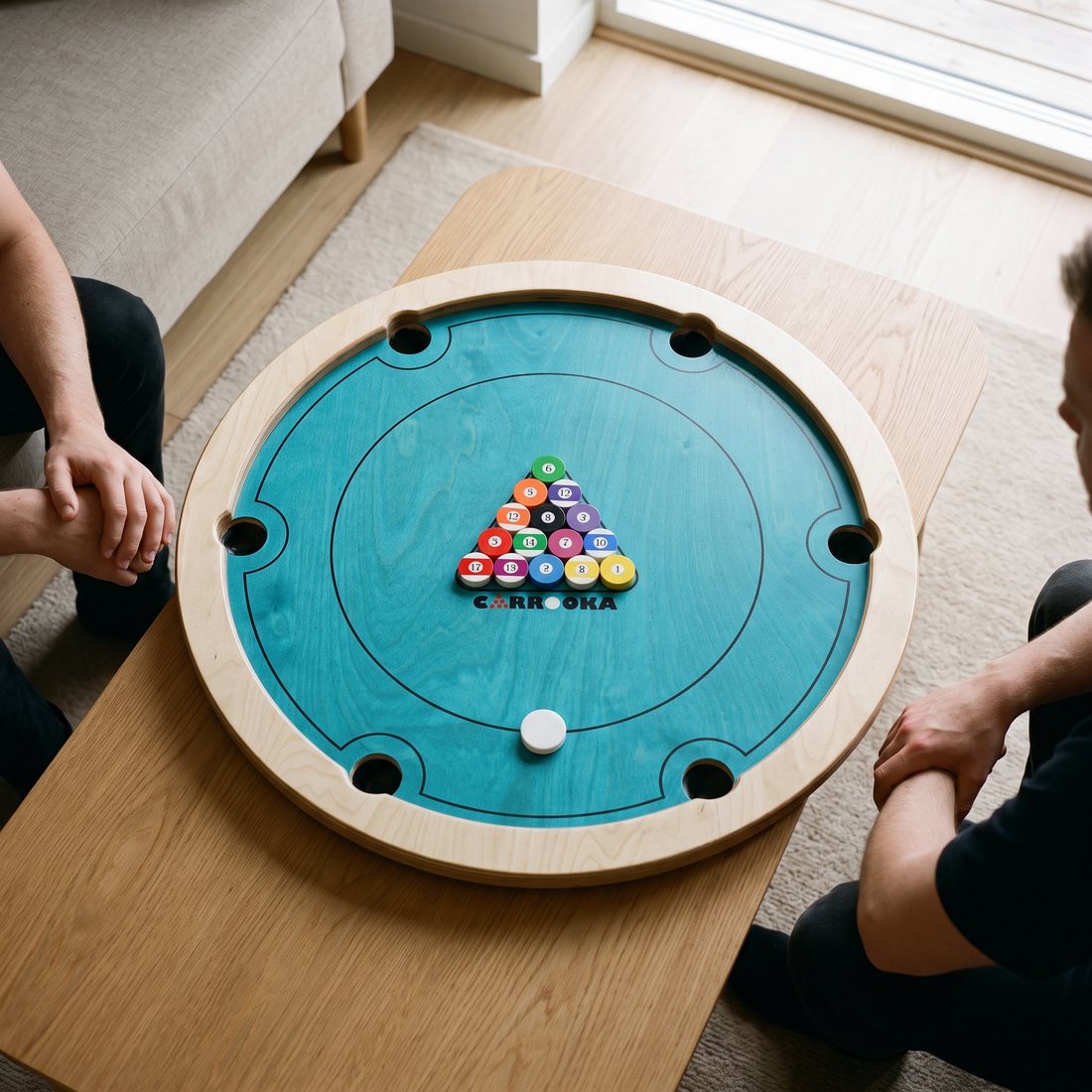 Carrooka Pool 8 Blue draaibord met poolbal-fiches, twee spelers aan een salontafel