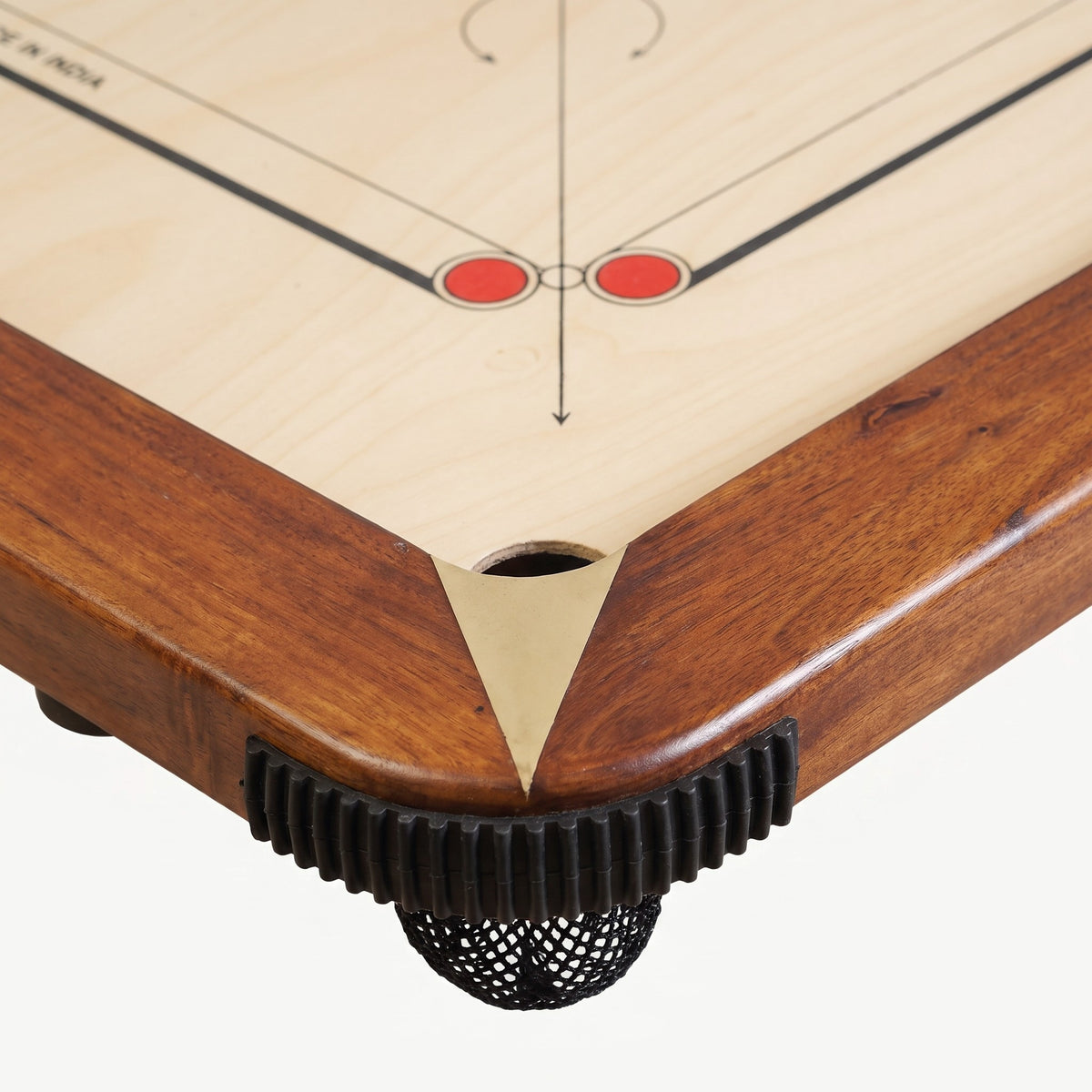 Hoek van het Precise Carrom bord met walnootkleurige rand, rubberen hoekbescherming en net