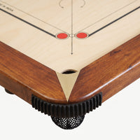Hoek van het Precise Carrom bord met walnootkleurige rand, rubberen hoekbescherming en net