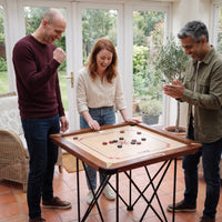 Vrienden reageren op een gescoorde speelsteen op het Precise Carrom bord World-Class Edition