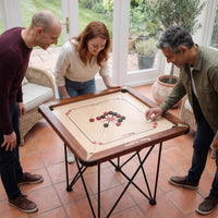 Bovenaanzicht van een carrompartij op de Precise Carrom Champion 24mm World-Class Edition, speler schiet met de striker