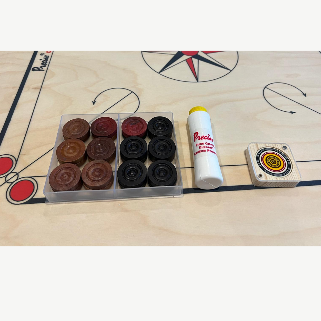 Toebehoren: carrom speelstenen, carrompoeder en striker op het bord