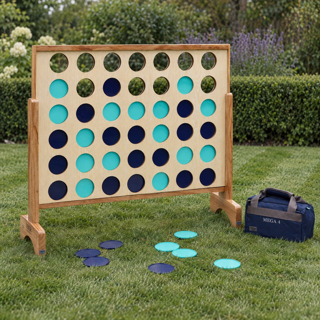 Mega 4 op een Rij XL hardhout met navy en turquoise schijven in de tuin, naast de opbergtas