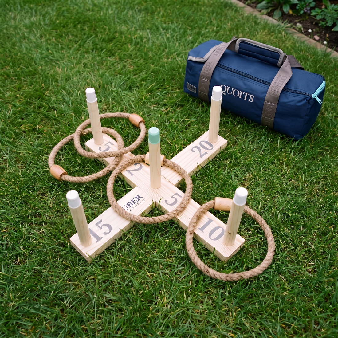 Mini Ringwerpen Quoits set opgesteld op het gras tijdens het spelen in de tuin