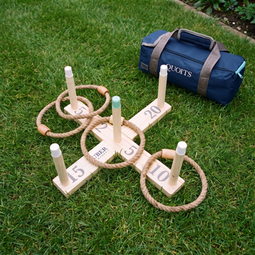 Mini Ringwerpen Quoits set opgesteld op het gras tijdens het spelen in de tuin