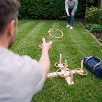 Mini Ringwerpen Quoits set klaar om te spelen op een tafel buiten