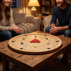 Carrooka Natural draaibord van berkenhout met snookerfiches op een houten salontafel, twee spelers aan het spel